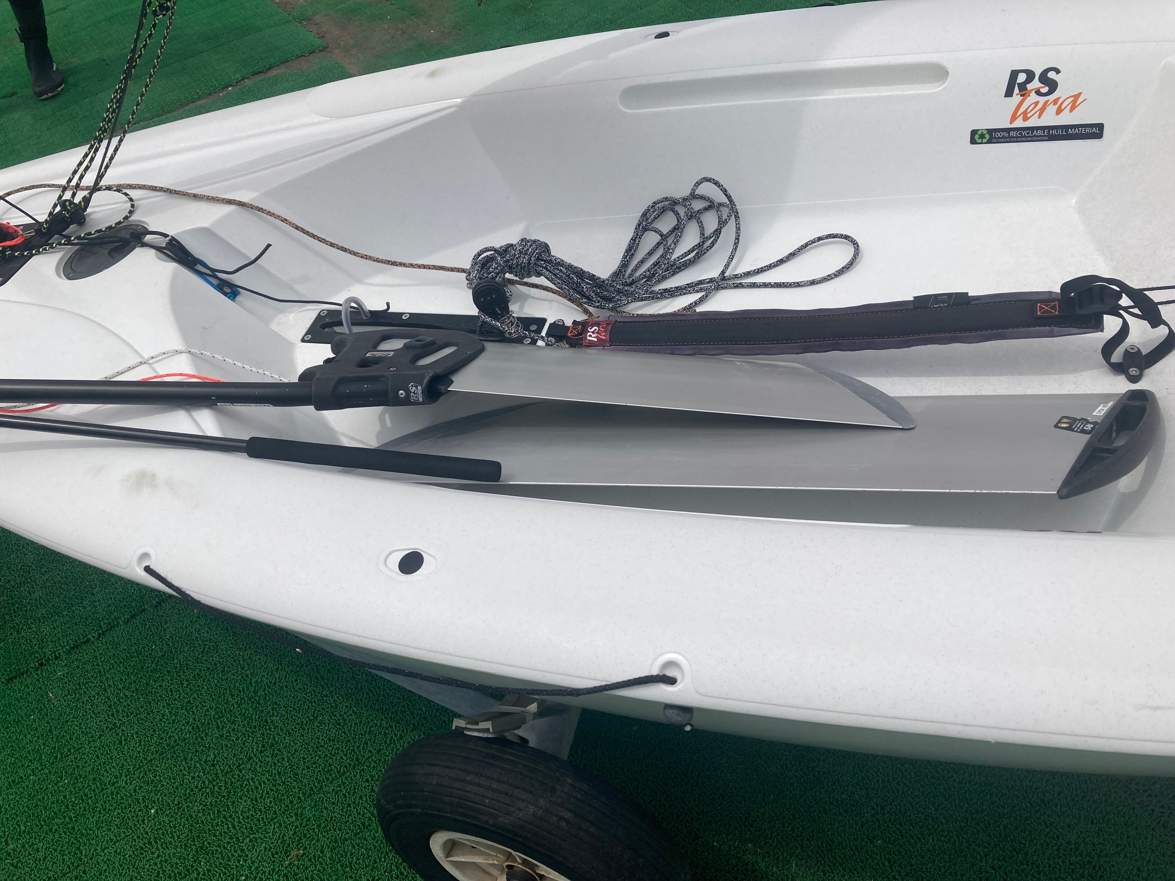 中古艇　RS Tera Sport　セール番号3749　純正鉄製トロリー付き