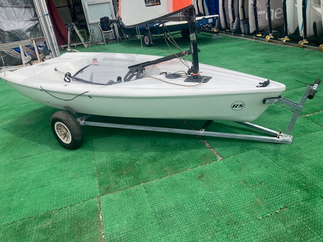 中古艇　RS Tera Sport　セール番号3749　純正鉄製トロリー付き